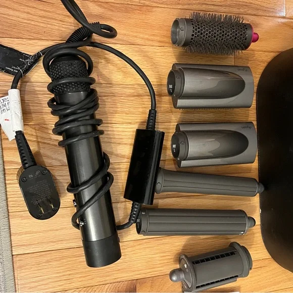 Dyson Airwrap Multi-Styler Complete Long Hair with NEW upgraded attachments - Picture 7 of 9